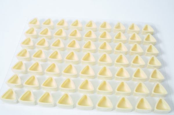 63 Stück Schokoladenschalen dreieckig weiss für Pralinen von sweetART